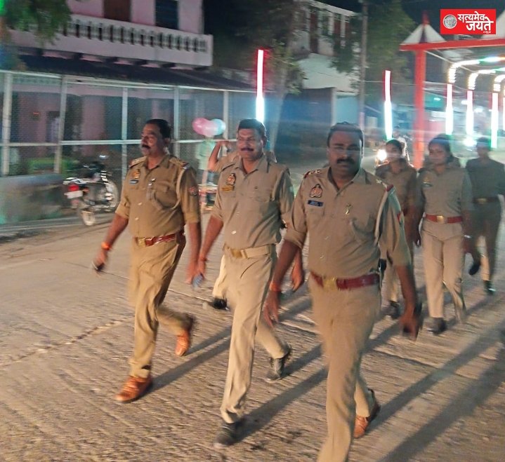 हैदरपुर बाजार में थानाध्यक्ष ने किया पैदल गश्त, दुर्गा पंडालों का किया निरीक्षण
