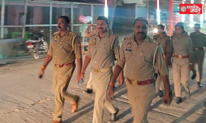 हैदरपुर बाजार में थानाध्यक्ष ने किया पैदल गश्त, दुर्गा पंडालों का किया निरीक्षण