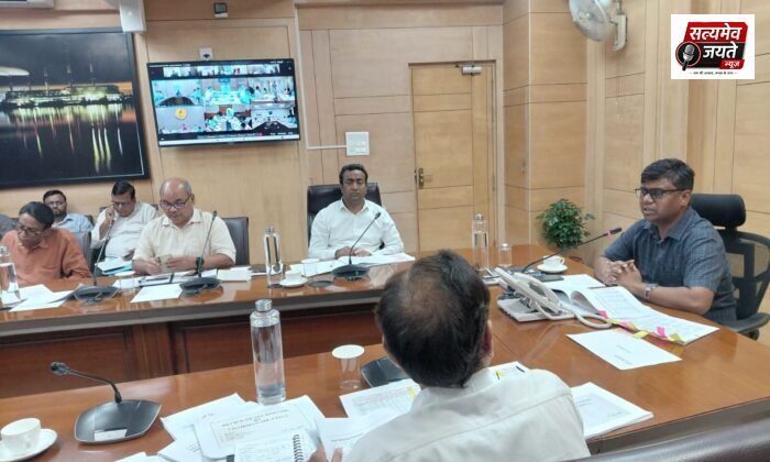 प्रमुख सचिव ऊर्जा रणवीर प्रसाद ने वितरण निगमो के साथ वीडियो काँन्फ्रेसिंग के माध्यम से की समीक्षा