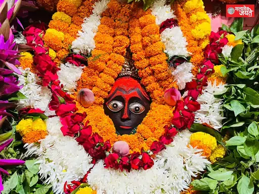 मां शीतला के कूष्मांडा स्वरूप के दर्शन को उमड़े 15 हजार श्रद्धालु