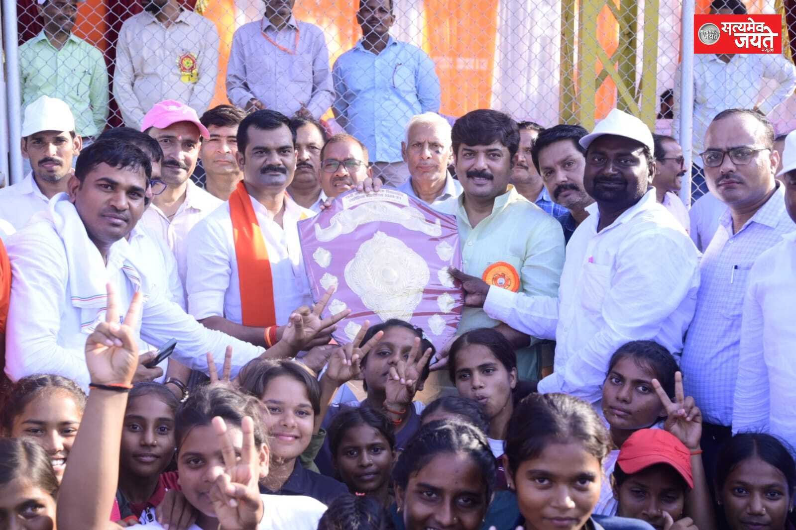 जनपद स्तरीय एथलेटिक्स प्रतियोगिता में सदर तहसील बनी चैंपियन