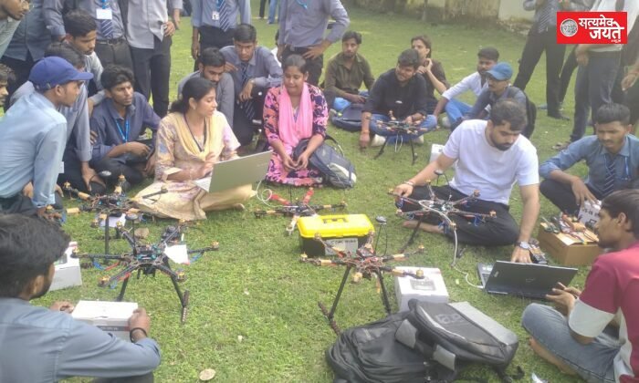 छात्रों ने अपने हाथों से बनाए ड्रोन को उड़ाया