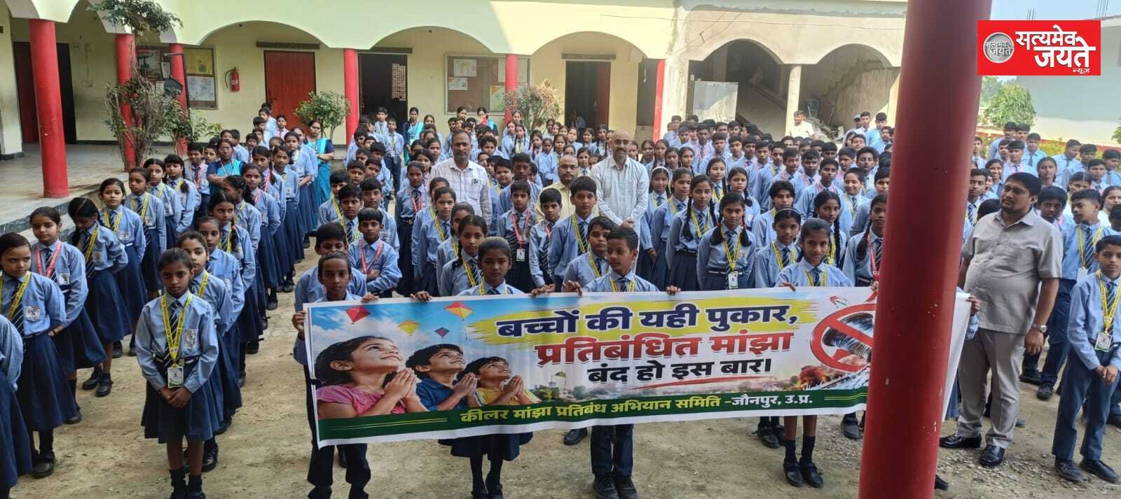 स्कूलों में पहुंचकर बच्चों को जागरूक कर रहे अधिवक्ता विकास तिवारी