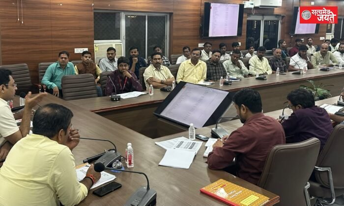 जिलाधिकारी की अध्यक्षता में पीएम सूर्य घर योजना की समीक्षा बैठक