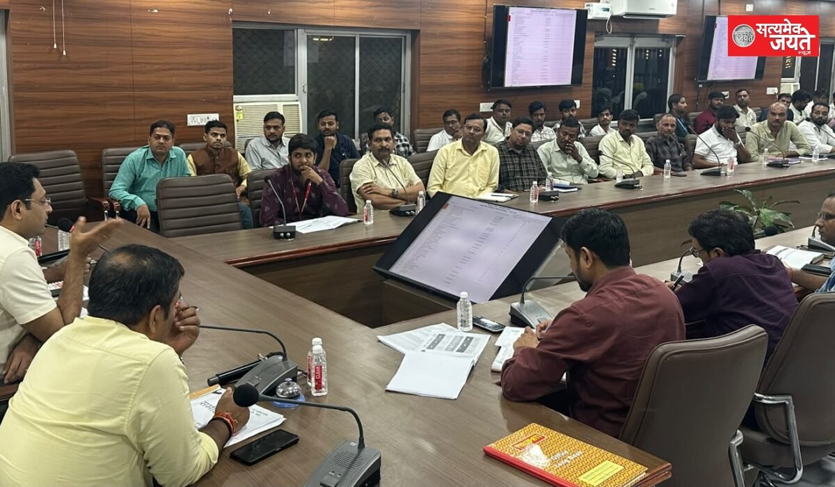 जिलाधिकारी की अध्यक्षता में पीएम सूर्य घर योजना की समीक्षा बैठक