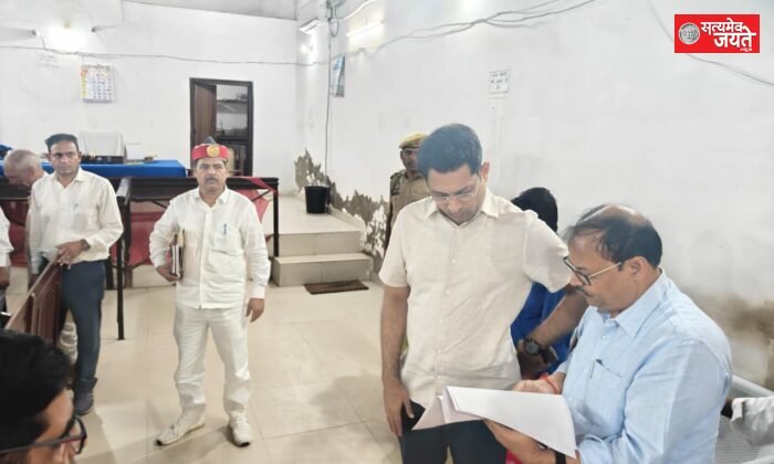 जिला निर्वाचन अधिकारी ने मतदान केंद्र का किया निरीक्षण