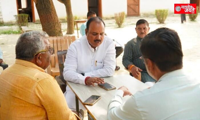 नहोरा इंटर कॉलेज में एमएलसी चुनाव को लेकर जनसंपर्क, भाजपा प्रत्याशियों के समर्थन में मतदान की अपील
