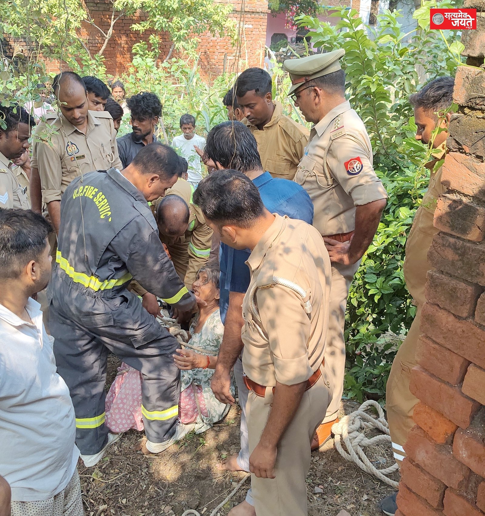 कुए मे गिरी महिला को फायर अधिकारी व कर्मचारियो की कडी मेहनत से बचाई गयी जान