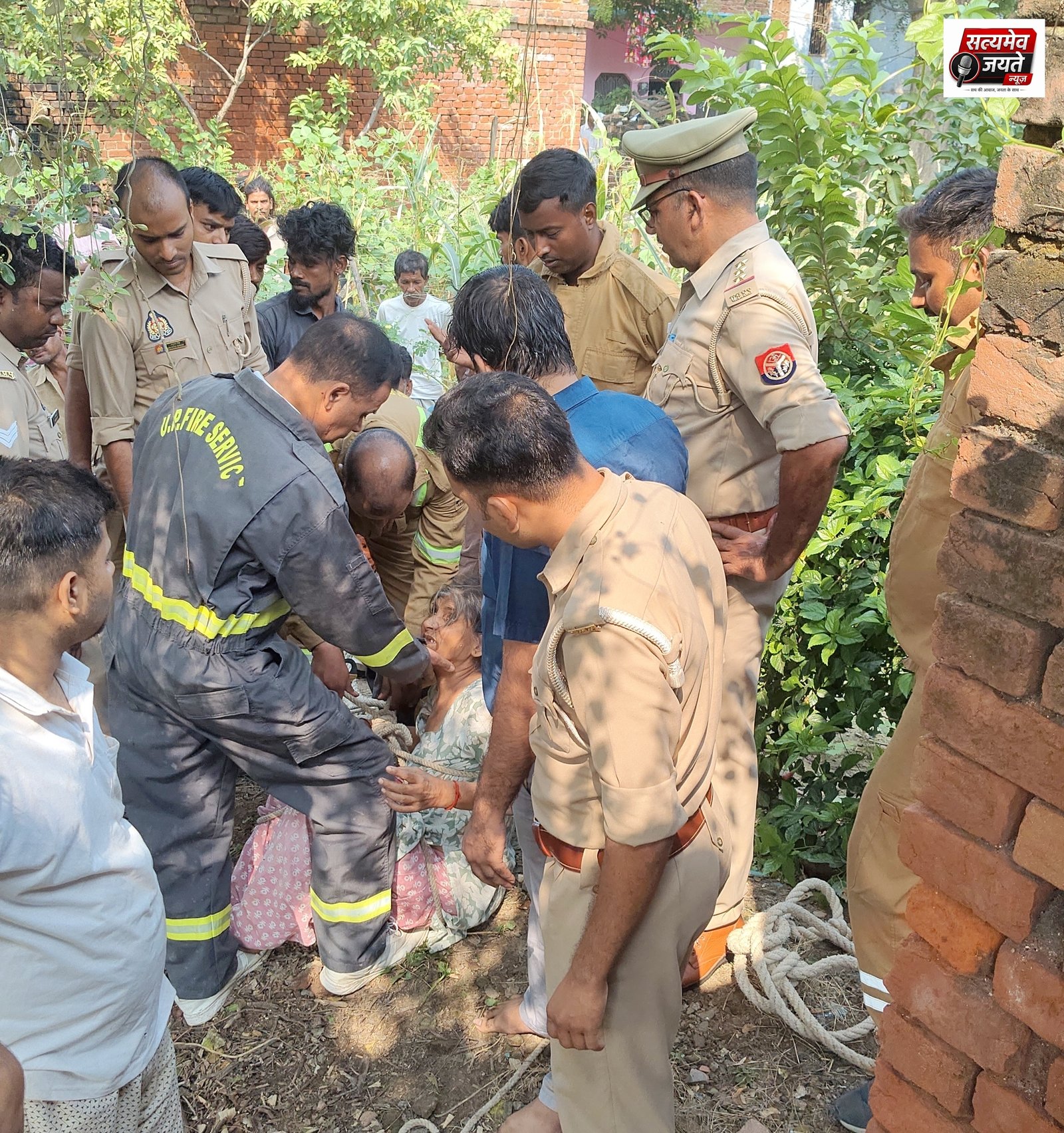 कुए मे गिरी महिला को फायर अधिकारी व कर्मचारियो की कडी मेहनत से बचाई गयी जान