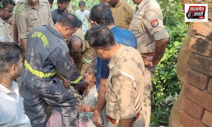 कुए मे गिरी महिला को फायर अधिकारी व कर्मचारियो की कडी मेहनत से बचाई गयी जान