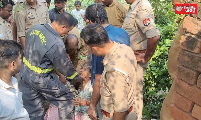 कुए मे गिरी महिला को फायर अधिकारी व कर्मचारियो की कडी मेहनत से बचाई गयी जान