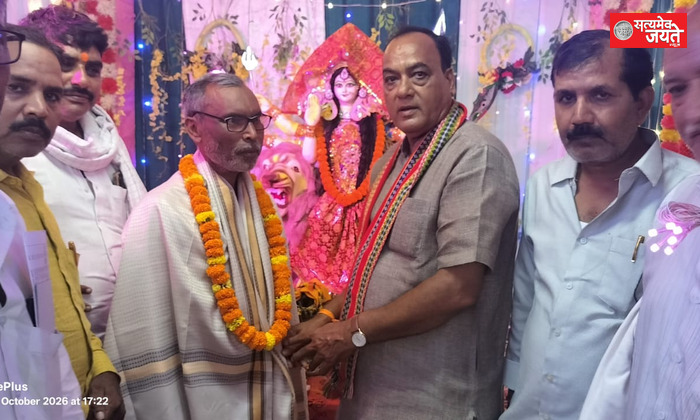 नवरात्रि में माता दुर्गा की भव्य मूर्ति स्थापित करने वाले रामजीत गौतम का सम्मान