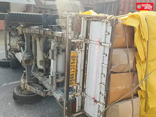 टायर फटने से अनियंत्रित होकर पलटी टाटा पिकअप, चालक बाल-बाल बचा