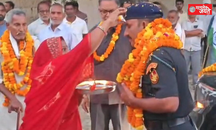 30 वर्षों तक देशसेवा करने के बाद गांव लौटे सूबेदार राकेश सिंह, तिरंगा यात्रा निकालकर हुआ भव्य स्वागत
