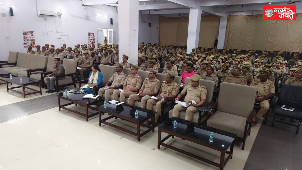 विधान परिषद चुनाव को लेकर डीएम और एसपी ने अधिकारियों-कर्मचारियों को किया ब्रीफ