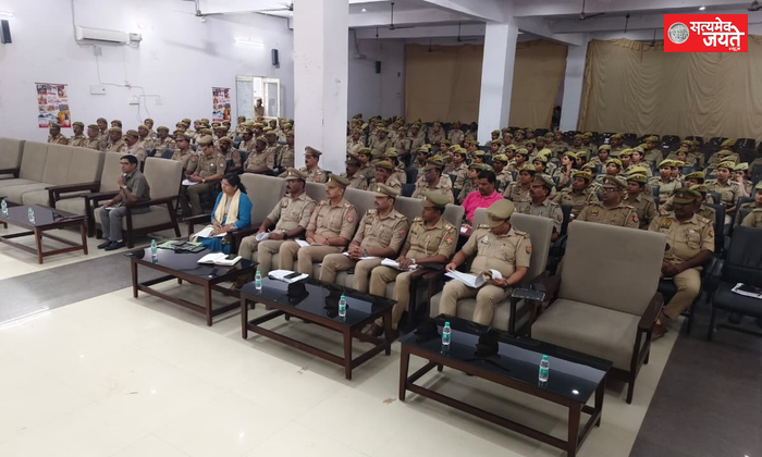 विधान परिषद चुनाव को लेकर डीएम और एसपी ने अधिकारियों-कर्मचारियों को किया ब्रीफ
