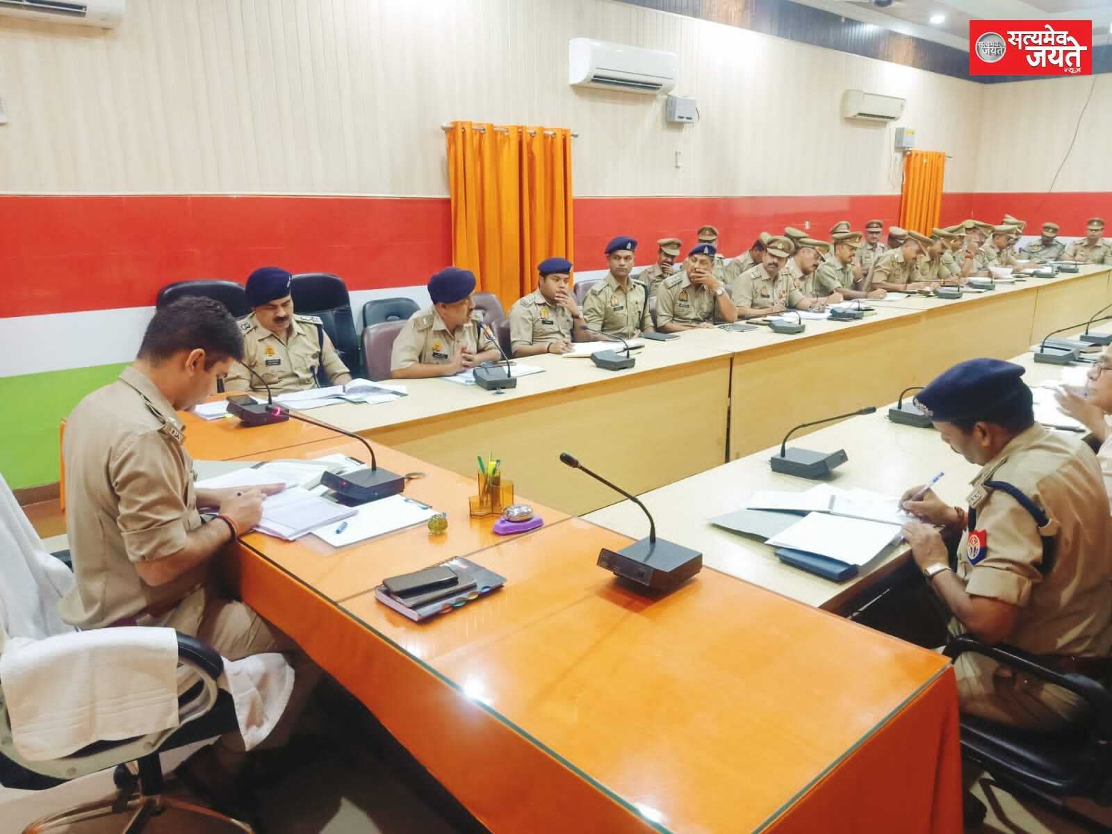 SP ने जिले के सभी अधिकारियों व थानाप्रभारीयो के साथ पुलिस लाइन में की क्राईम  मीटिंग आगामी त्योहारों पर पैनी नजर रखने के दिये आदेश