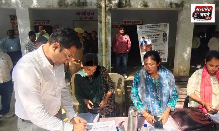 मतदाता सूची में नाम बढ़ाने के लिए जिले के सभी बूथों पर लगा विशेष कैंप