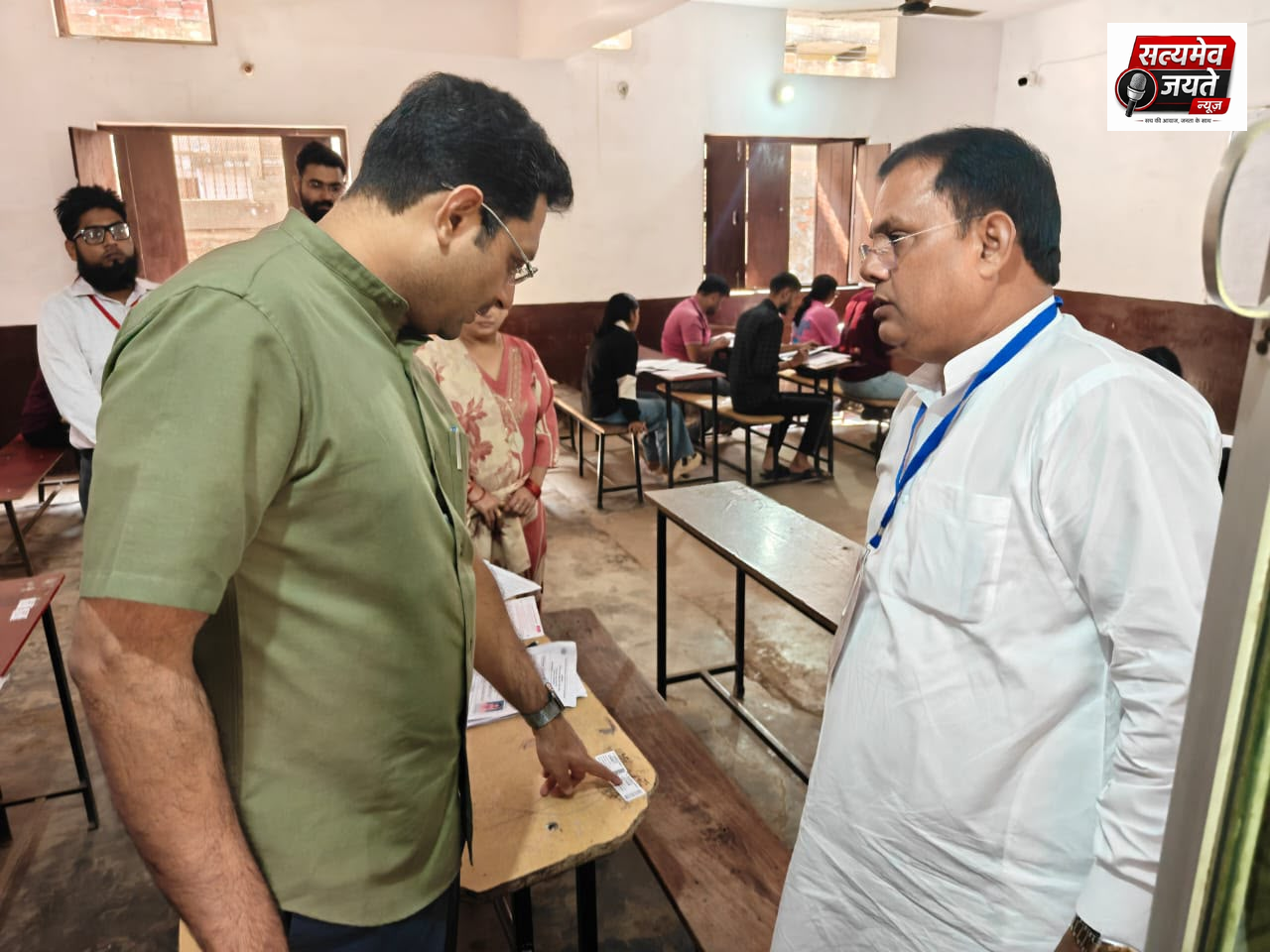 जौनपुर में पीईटी परीक्षा केंद्रों का डीएम ने किया निरीक्षण, नकलविहीन परीक्षा कराने के निर्देश