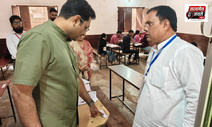 जौनपुर में पीईटी परीक्षा केंद्रों का डीएम ने किया निरीक्षण, नकलविहीन परीक्षा कराने के निर्देश
