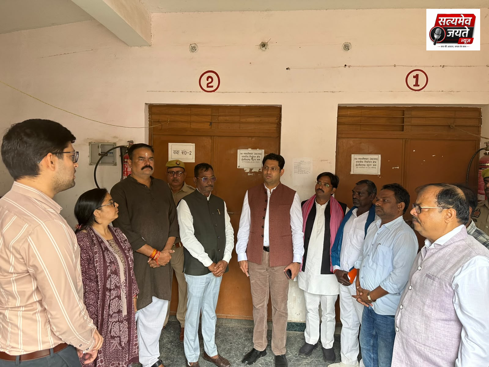 राजनीतिक दलों के प्रतिनिधियों की मौजूदगी में डीएम ने किया एफएलसी कार्य का निरीक्षण
