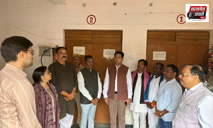 राजनीतिक दलों के प्रतिनिधियों की मौजूदगी में डीएम ने किया एफएलसी कार्य का निरीक्षण