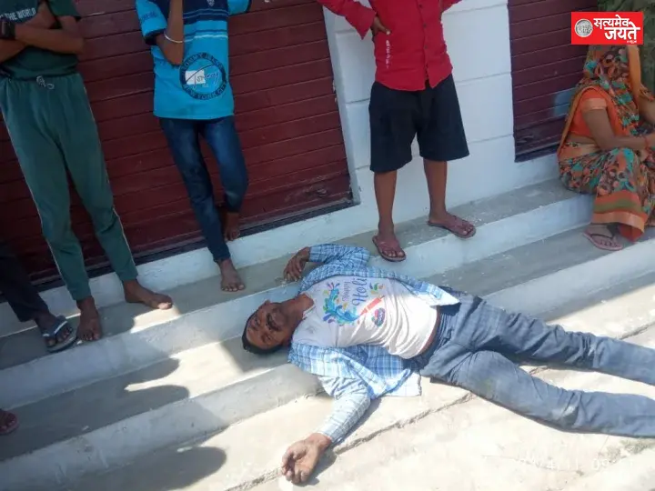 चैन स्नैचिंग करते समय बदमाशो को बहादुर महिला ने दौड़ाकर पकड़ा ,लोगों ने जमकर की पिटाई।
