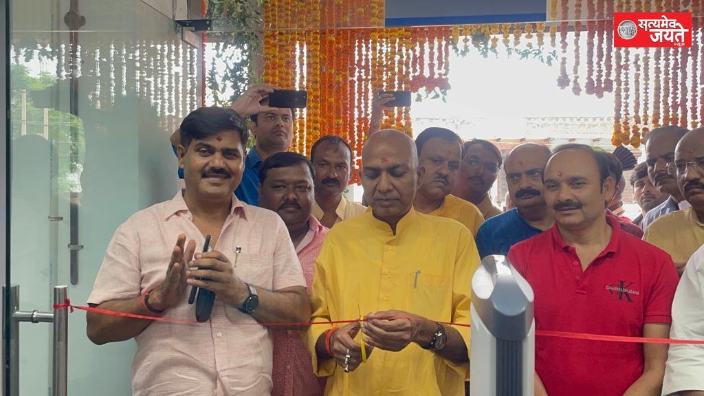 जौनपुर में विशाल मेगा मार्ट का विद्यासागर सोनकर ने किया उद्घाटन<br>जौनपुर। पूर्व सांसद एवं सदस्य विधान परिषद विद्यासागर सोनकर ने आज जौनपुर के जेसीज चौराहा पास भव्य विशाल मेगा मार्ट का उद्घाटन फीता काट कर एवम दीप जलाकर किया।<br>उन्होंने कहा कि जौनपुर में उद्यमियों के प्रयासों से रोजगार के अवसर लगातार बढ़ रहे हैं। श्री सोनकर ने मार्ट के मालिक के प्रबंधक को बधाई दी और उन्हें शुभकामनाएं दीं। उन्होंने कहा कि उत्कृष्ट सुविधाओं और विविध किस्मों वाले ऐसे मॉल स्थानीय लोगों के लिए रोजगार के अवसर पैदा करते हैं।<br>मार्ट के प्रबंधक नीलेश गोयल ने मेहमानों का स्वागत किया। उन्होंने बताया कि विशाल मेगा मार्ट जौनपुर के लोगों को वैरायटी और क्वालिटी दोनों तरह की व्यापक रेंज उपलब्ध कराएगा। इस अवसर पर बोलते हुय मेगा मार्ट के प्रबंधक नीलेश गोयल ने कहा कि नव उद्घाटन विशाल मेगा मार्ट स्थानीय लोगों को व्यापार और खरीदारी सेवाओं की एक विस्तृत श्रृंखला प्रदान करेगा इस अवसर पर पूर्व सांसद एवं विधान परिषद सदस्य विद्यासागर सोनकर, डॉ राकेश सिंह प्रतिनिधि, शैलेंद्र सोनकर,संदीप सोनकर, विनोद सोनकर,आशीष गुप्ता,अमृतलाल सोनकर सहित आदि लोग उपस्थित रहे,सभी का आभार विशाल मेगा मार्ट जौनपुर के संचालक श्याम नारायण पांडेय ने किया।