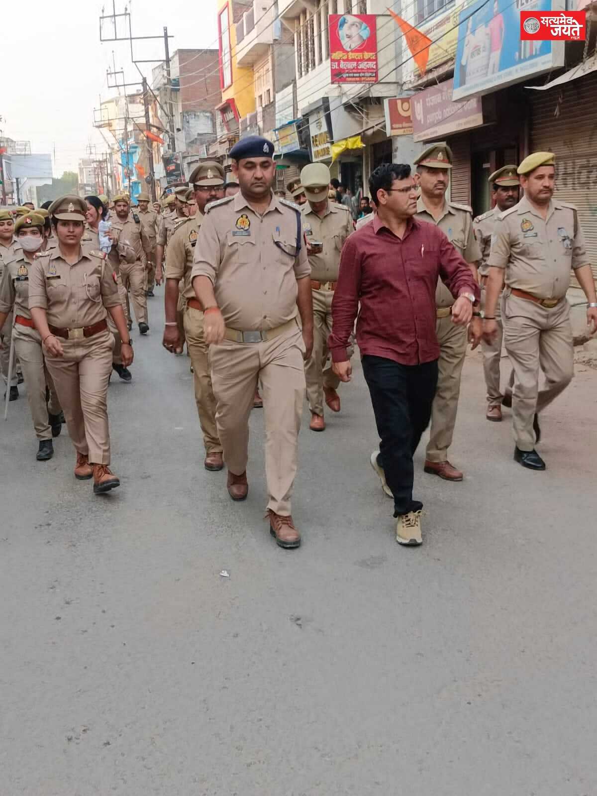 जौनपुर नगर पुलिस व प्रशासन ने किया फ्लैग मार्च
