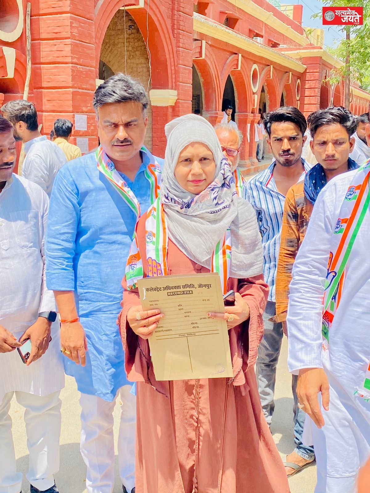 कांग्रेस की नगरपालिका अध्यक्ष पद की प्रत्याशी दरख्शा खातून ने किया नामांकन ,कहा क्षेत्र का करेंगे विकास।