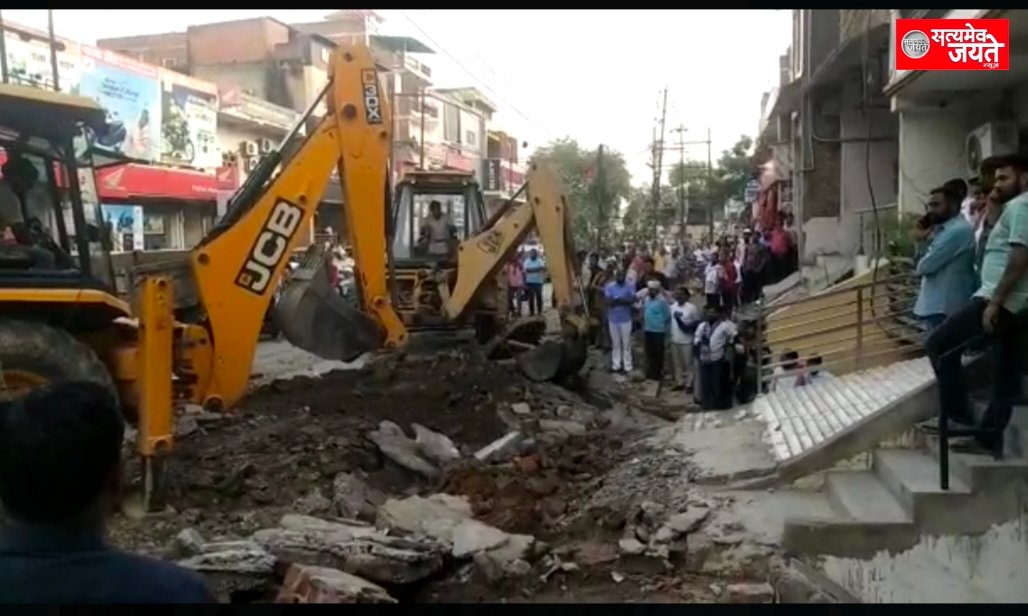 आखिर बुलडोजर बाबा चल ही गये सपा विधायक लकी यादव के घर के बाहर।<br>जौनपुर