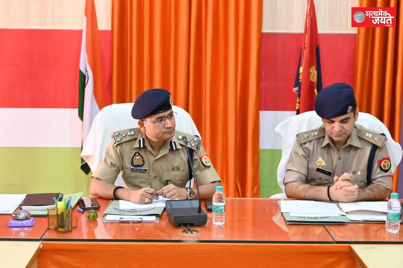 <em>डीआईजी रेंज वाराणसी द्वारा आगामी नगर निकाय चुनाव के दृष्टिगत जौनपुर में की गयी समीक्षा बैठक, तैयारियों का लिया जायजा</em>