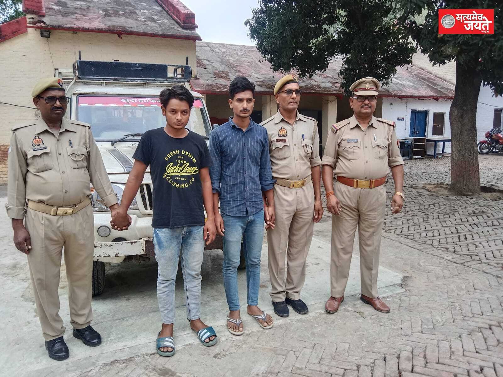 थाना केराकत, जौनपुर पुलिस व बदमाशों के साथ हुई मुठभेड़ में चार गो तस्कर गिरफ्तार, दो के पैर में लगी गोली घायल, कब्जे से एक पिकअप गाड़ी पर लदे 04 गोवंश, 04 मोबाइल फोन, 2 तमंचा 315 बोर मय जिन्दा व खोखा कारतूस बरामद।