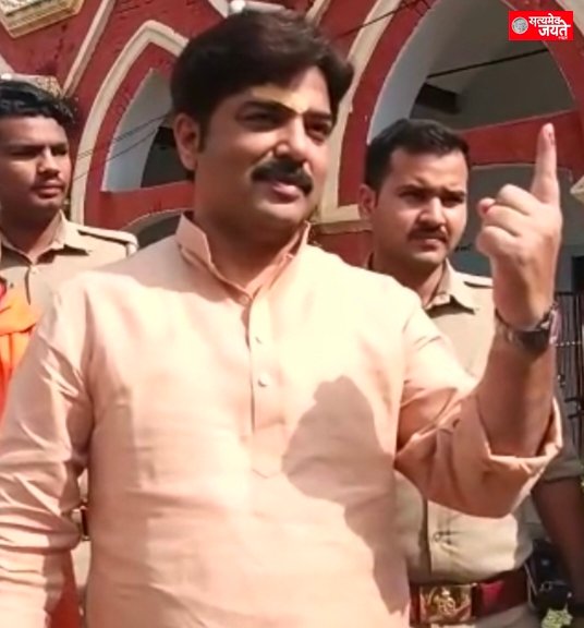 भाजपा MLC बृजेश सिंह प्रिन्शु ने लाइन में लगकर किया मतदान सभी को पहले मतदान करने की अपील