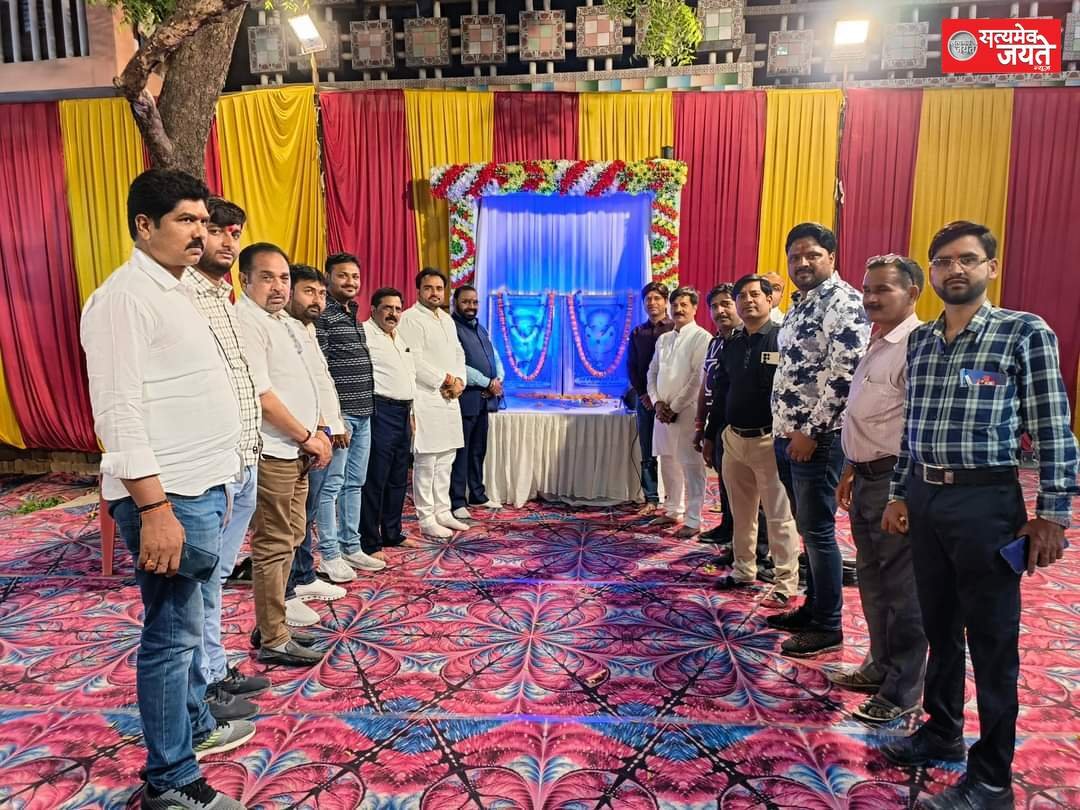 जौनपुर<br>स्व समाजसेवी शारदा प्रसाद दूबे व पत्नी स्व फुलवन्ती देवी के 11स्मृति मे हवन पूजन व प्रसाद ग्रहण करने का कार्यक्रम का आयोजन हर वर्ष की भाँति इस वर्ष भी किया गया।