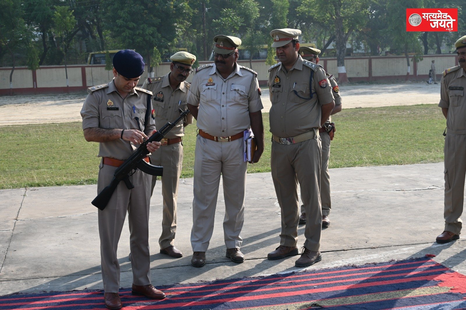 एसपी ने चेक किया पुलिसकर्मियों के असलहे