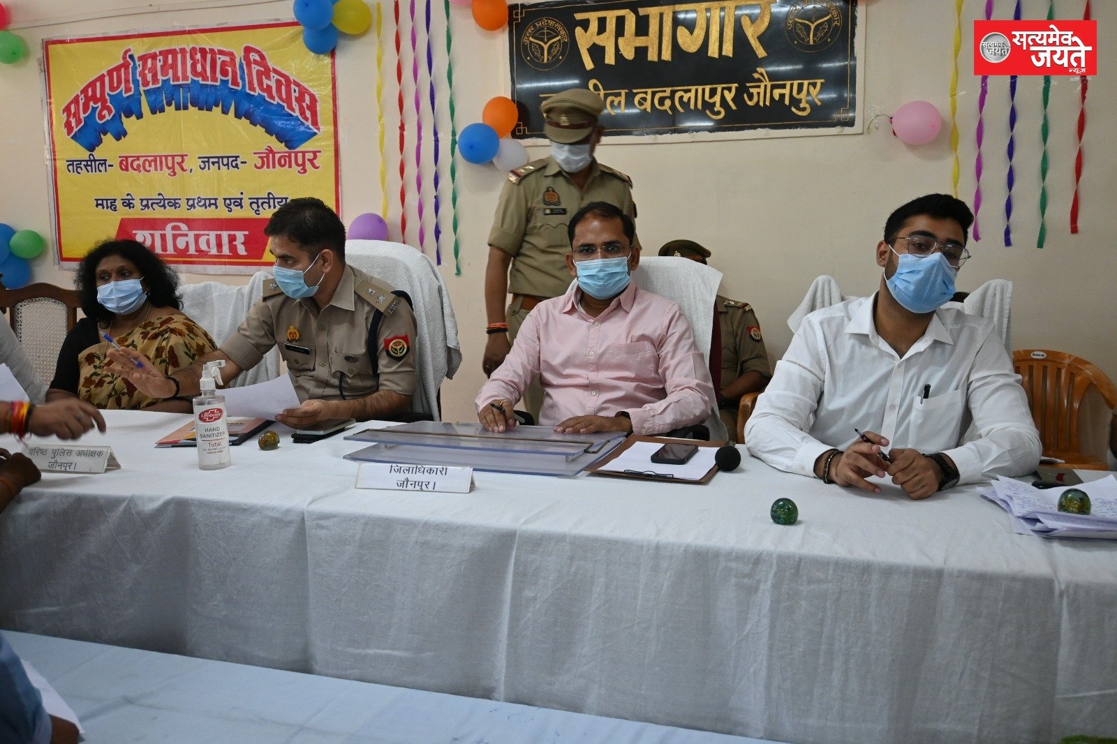 *जिलाधिकारी जौनपुर अनुज कुमार झा एवं पुलिस अधीक्षक जौनपुर डा0 अजय पाल शर्मा ने संपूर्ण समाधान दिवस के अवसर पर तहसील बदलापुर में सुनी जनता की समस्याएं