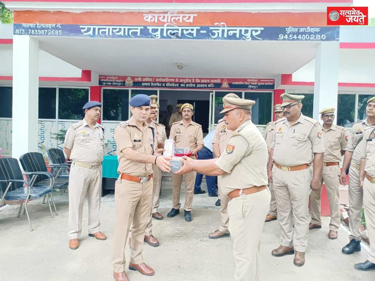 डा0 अजय पाल शर्मा, पुलिस अधीक्षक जौनपुर ने पुलिसकर्मी को वितरित किया पानी पीने का बोतल