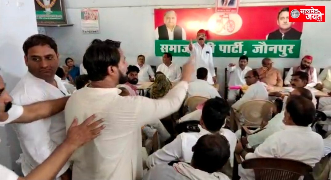 सपा के राष्ट्रीय महासचिव लालजी वर्मा के सामने सपा कार्यकर्ता ने पार्टी नेताओं द्वारा उत्पीड़न के बारे में रो कर सुनाया अपना दर्द।
