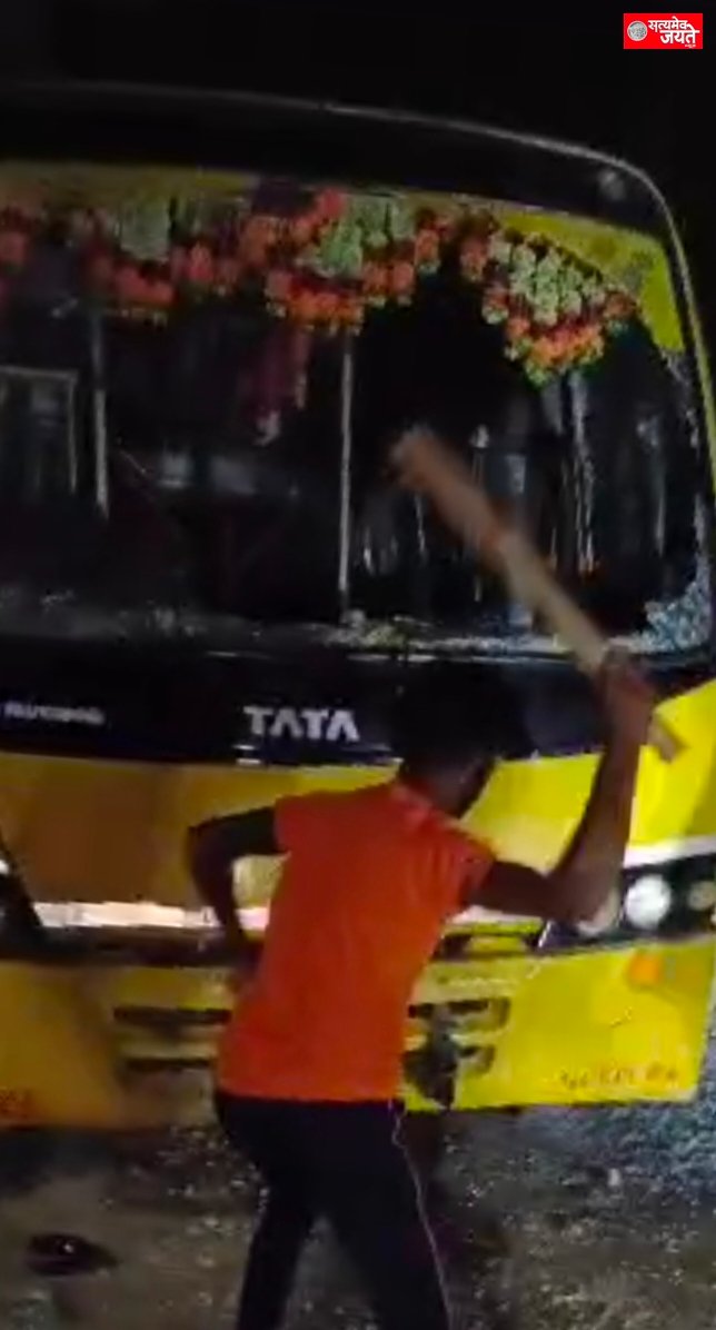 बारातियो की गाड़ियों को गांव के दबंगों ने जमकर की तोड़फोड़ आरोपी बेधड़क घूम रहे हैं गांव मे।