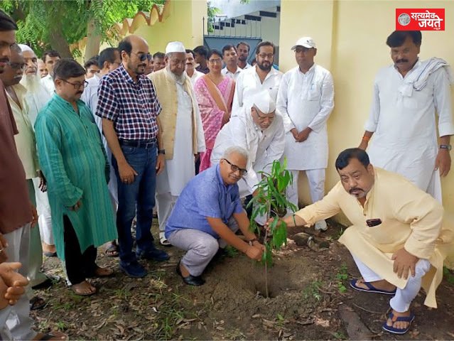 NCP नेता व पूर्व एमएलसी सिराज मेहंदी ने नवाब हुसैन गर्ल्स कालेज परिसर में हुआ किया पौधरोपण