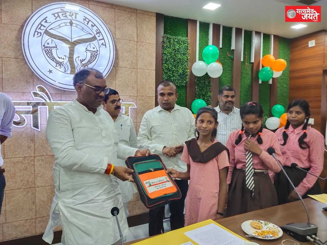 मंत्री गिरीश चंद्र यादव ने बच्चों को दिया स्कूली बैग , किताब बच्चो के चेहरे खिले