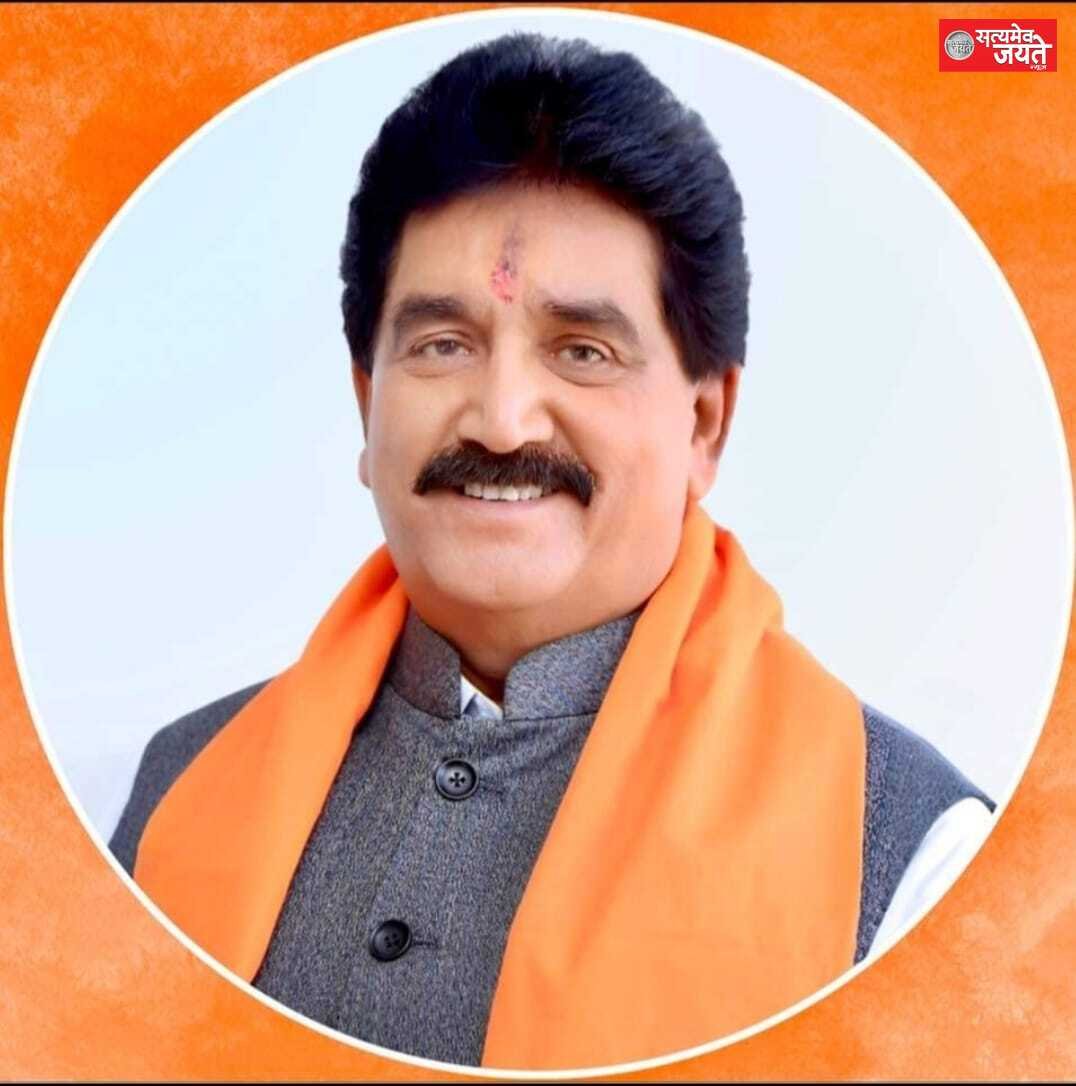 भाजपा नेता व समाजसेवी ज्ञान प्रकाश सिंह ने गोशाला की गायों के लिए एक ट्रक भूसा दान किया