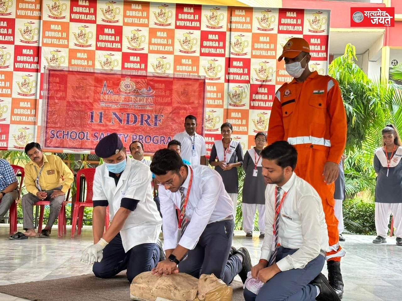 एनडीआरएफ़ ने दिया बच्चों को प्राकृतिक आपदा में बचाव एवं राहत का प्रशिक्षण