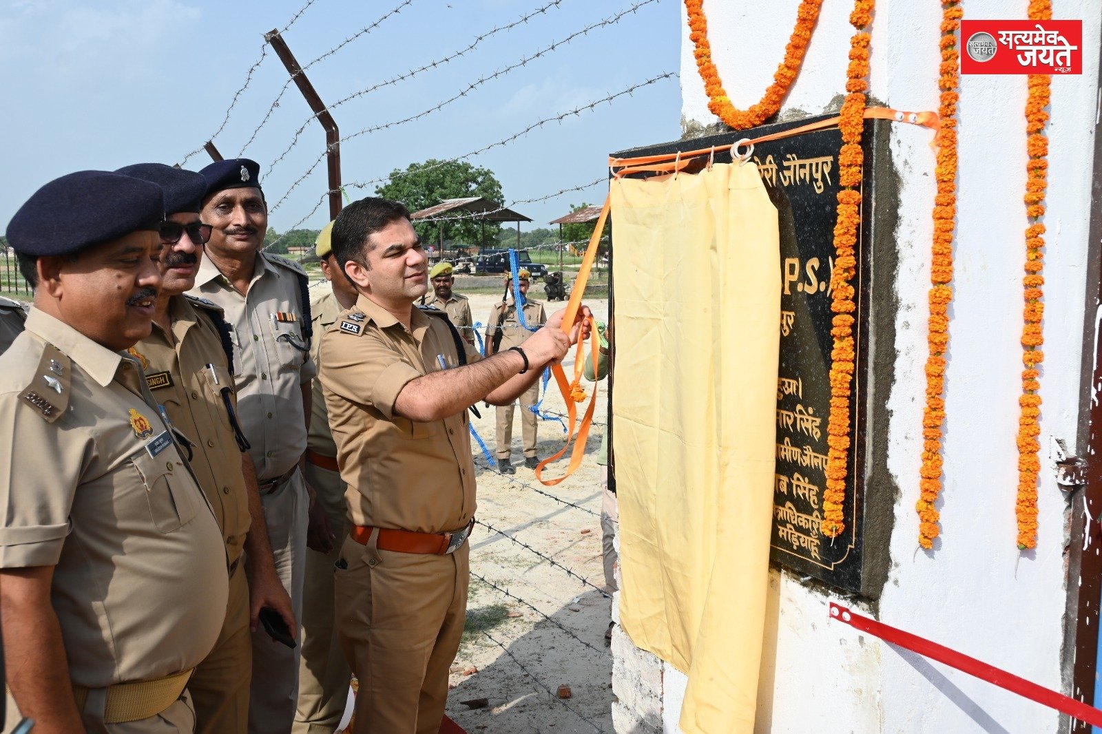 पुलिस अधीक्षक जौनपुर, डा0 अजय पाल शर्मा द्वारा जनपद जौनपुर के समस्त थानों पर मुकदमे से सम्बन्धित रखे गये/रखे जाने वाले वाहनों के लिए थाना सुरेरी पर बने वाहन डम्पिंग यार्ड का फीता काटकर किया उद्घाटन व निरीक्षण