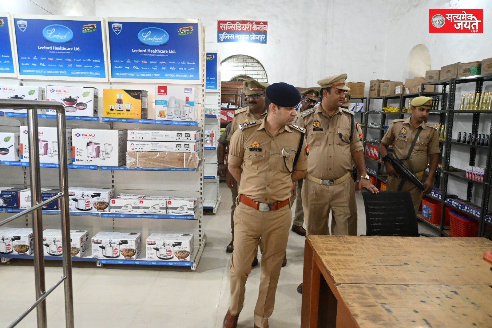 पुलिस अधीक्षक जौनपुर द्वारा शुक्रवार साप्ताहिक परेड की सलामी ली गयी तथा पुलिस कर्मियों के शारिरिक व मानसिक रुप से फिट रहने के लिए लगवाई गयी दौड़ एवं कराया गया ड्रिल-
