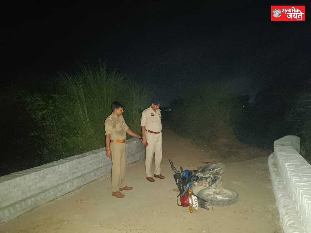 जौनपुर थाना रामपुर पुलिस के साथ हुई पुलिस मुठभेड़ में 25,000 रुपये का ईनामिया शातिर दुर्दान्त अपराधी घायल/गिरफ्तार, पैर में लगी गोली, अभियुक्त के कब्जे से चोरी की मोटरसाइकिल,एक तमंचा 315 बोर जिसके चैम्बर मे एक खोखा फसा हुआ तथा एक जिन्दा कारतूस 315 बोर बरामद-