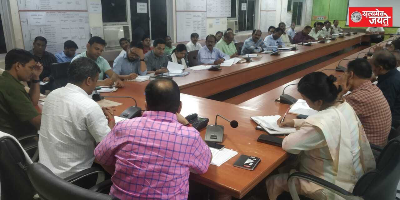 जौनपुर के डीएम की अध्यक्षता में राजश्व कार्यों की मासिक समीक्षा बैठक सम्पन्न
