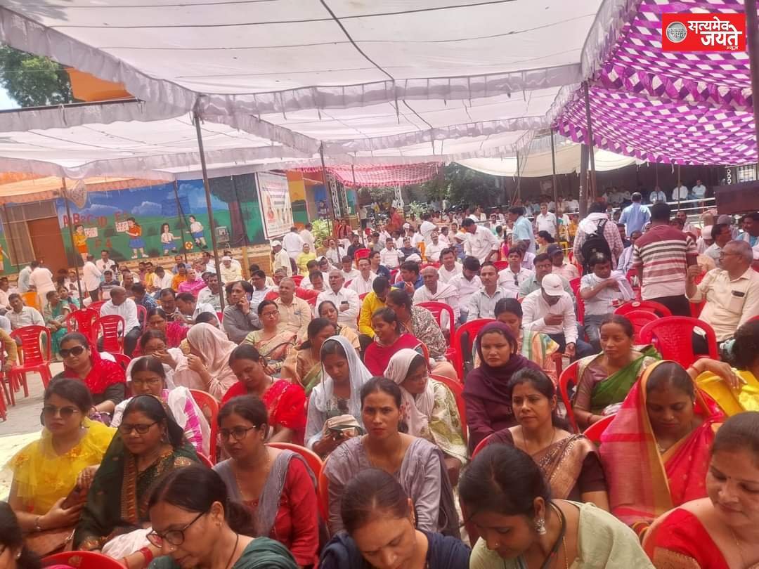 बीएसए कार्यालय पर शिक्षको का जमावड़ा चिलचिलाती धूप का भी नही हुआअसर पुरानी पेंशन बहाली सहित 18 सूत्रीय मांग को लेकर गरजे शिक्षकमांगे न माने जाने पर लखनऊ में होगा बड़ा आंदोलन_ अरविंद शुक्ला