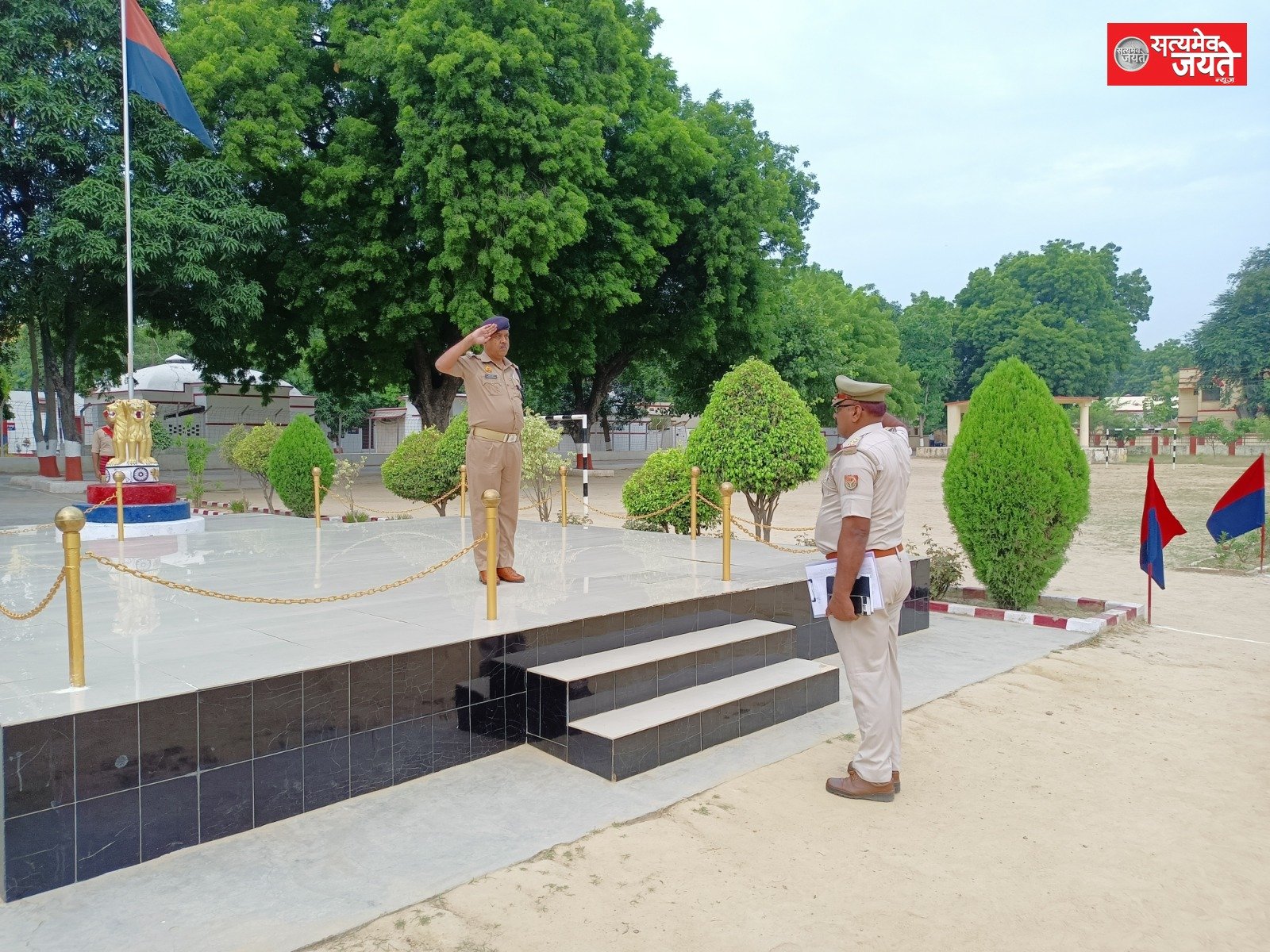 अपर पुलिस अधीक्षक नगर जौनपुर बृजेश कुमार द्वारा पुलिस लाइन जौनपुर में मंगलवार की परेड की सलामी लेकर परेड का निरीक्षण किया गया।